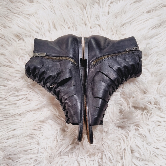 FRYE Marlene Twisted Leather Sandals Black Flat Open Toe Size 8.5 - Picture 3 of 8